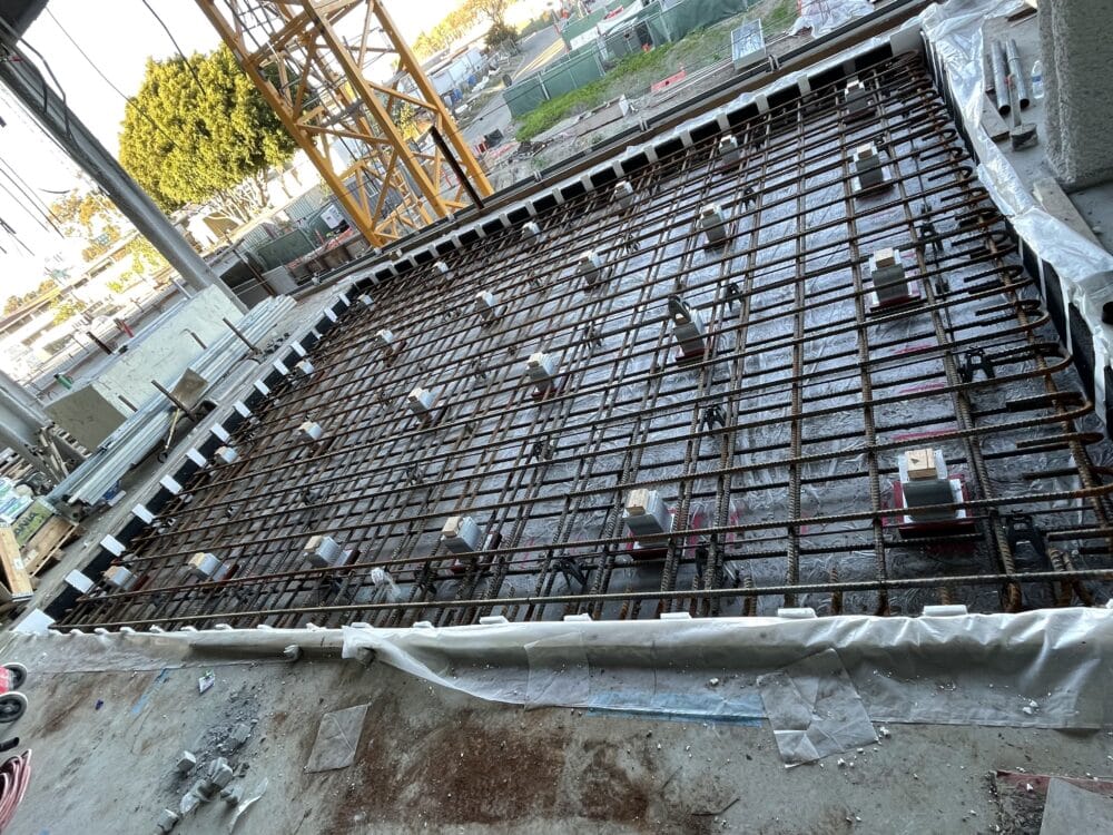Construction involved suspending the MRI machines above the slab, creating isolation from the rest of the building. © CO Architects