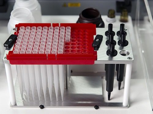 3-2-3-131-1-disposable-tip-holder-for-1ml-and-5ml-tips-1 Bee Robotics' equipment (Credit: Bee Robotics)