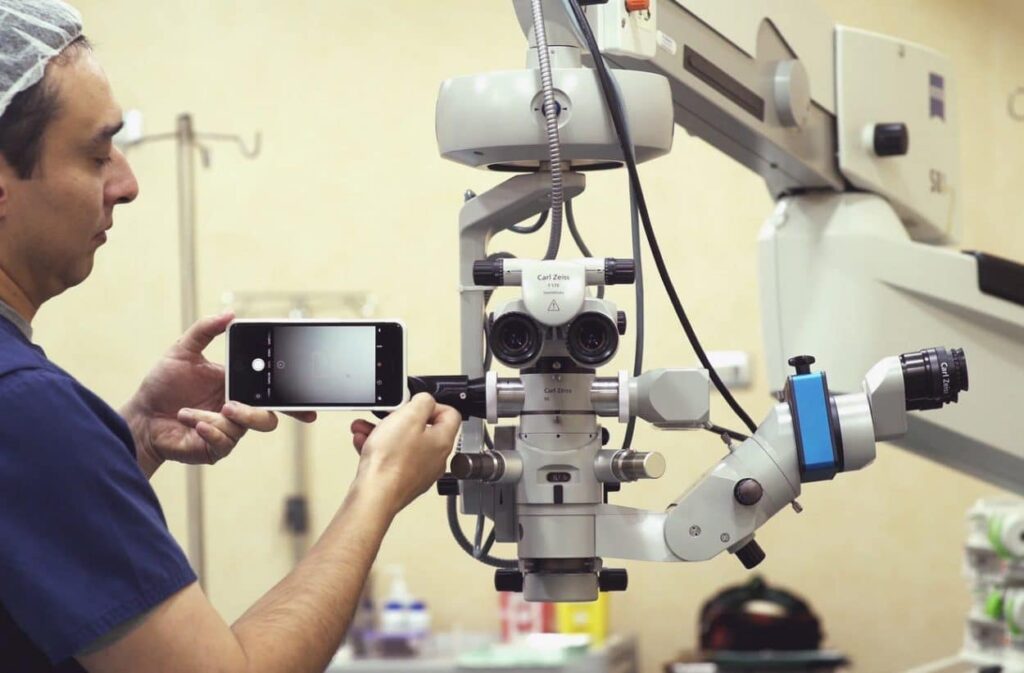 Filming Microscopic Surgeries with a Smartphone