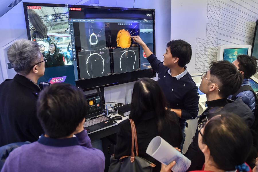 chine-telemedicine-5g A staff member shows 5G-supported telemedicine technology during the 2019 World 5G Convention in Beijing, Nov 21, 2019. (Credi: Xinhua)