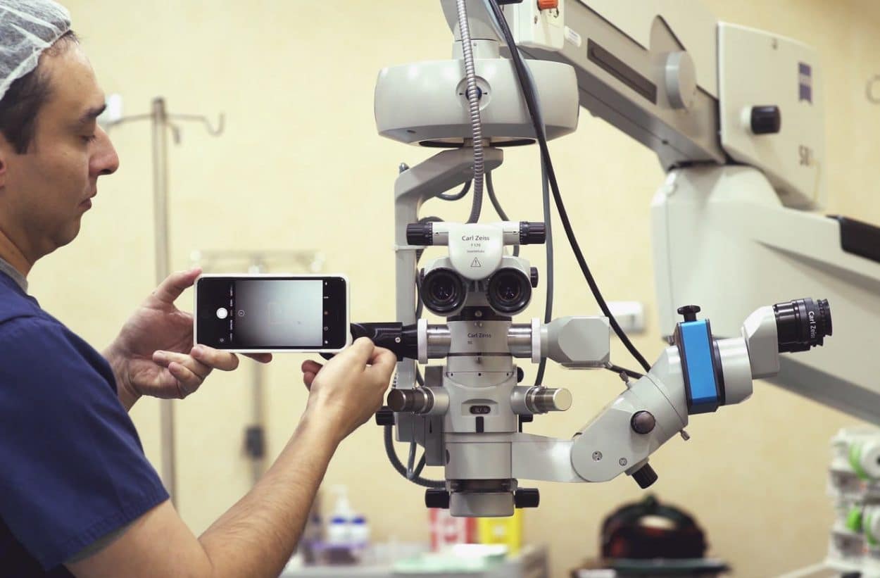 Filming Microscopic Surgeries with a Smartphone