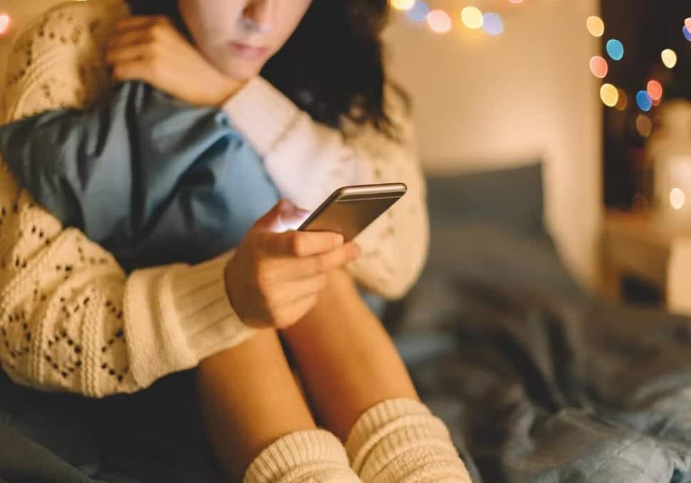 smartphone-girl (Credit: Getty Images)